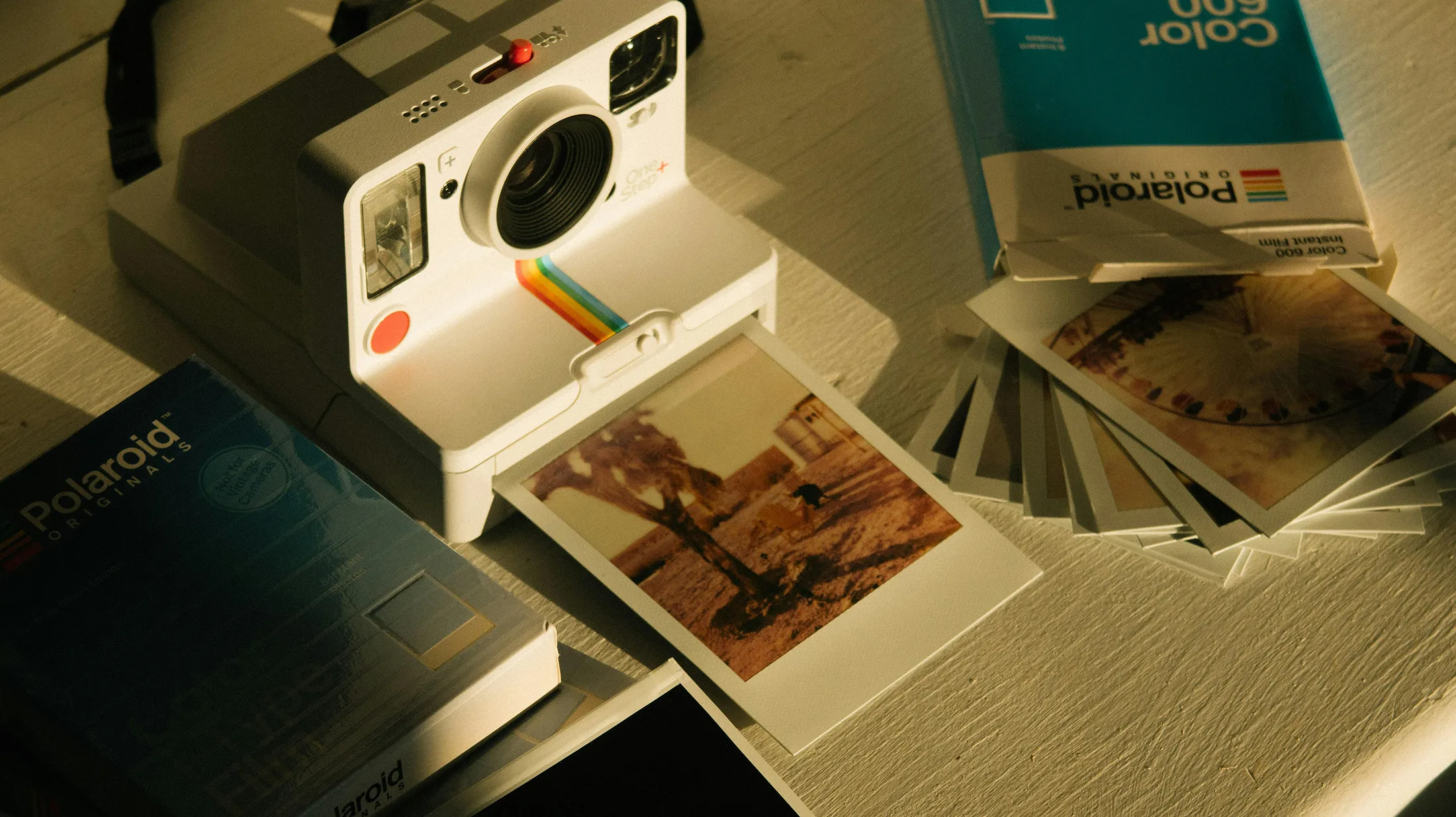 Personas compartiendo recuerdos con una polaroid